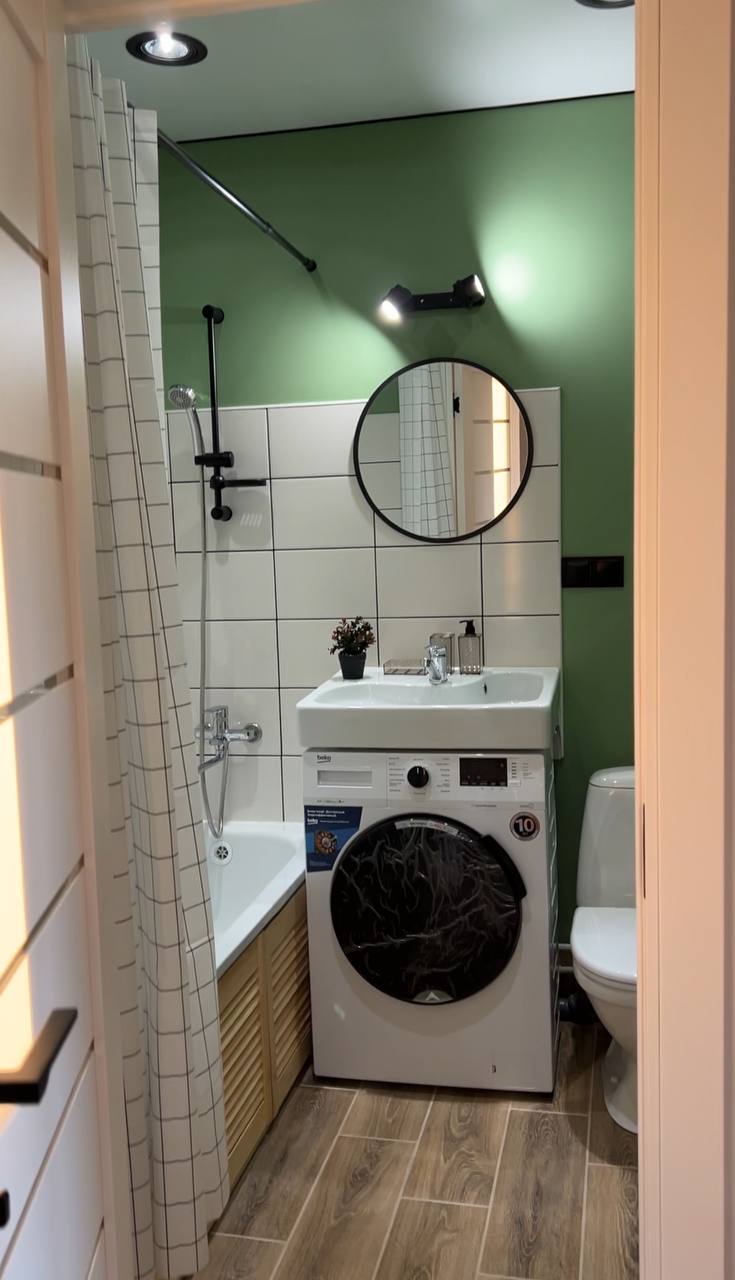 Гостиная однокомнатной квартиры с современной мебелью и освещением